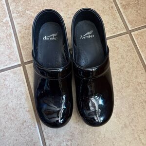 Dansko Size 38 Clogs Patent Leather Professional Shoe Black